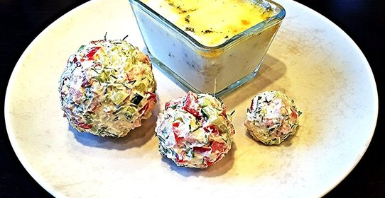 Яйца с моцареллой, сливочные шарики и тосты с томатами