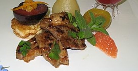 Утка в восточных специях с грушами и инжиром