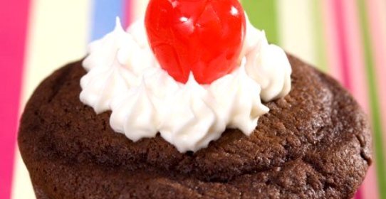 Шоколадные капкейки из рутбира с ванильными шариками и взбитыми сливками