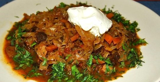 Тушёная капуста с курицей и грибами