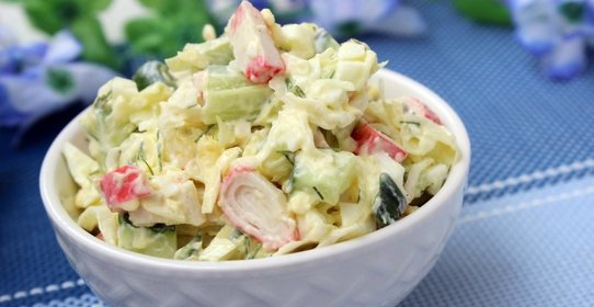 Летний салат с крабовыми палочками
