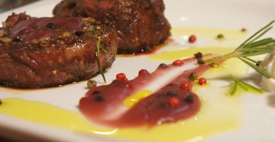 Филе-миньон запеченный с тремя видами перца и розмарином в соусе из красного вина