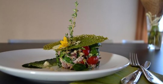 Теплый салат с копченой корейкой и шпинатом под зеленым перфорированным чипсом