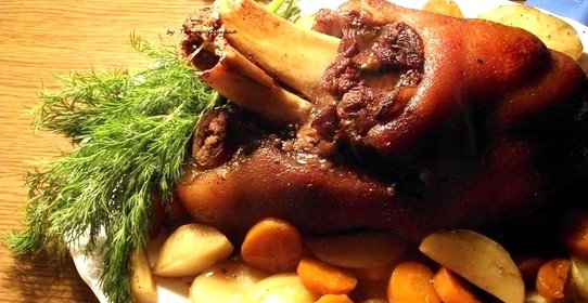 Свиная рулька в пиве с медом