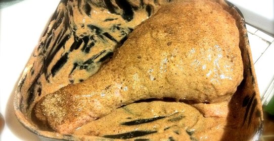 Печеная голень индейки с пряностями, грушей и черносливом