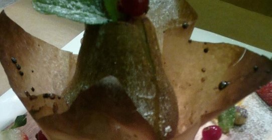 Печеная груша с орехами, медом и корицей.