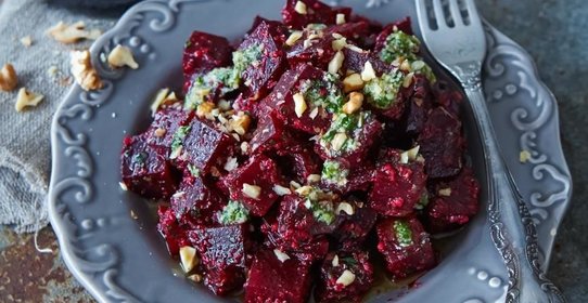 Салат из печеной свеклы с песто