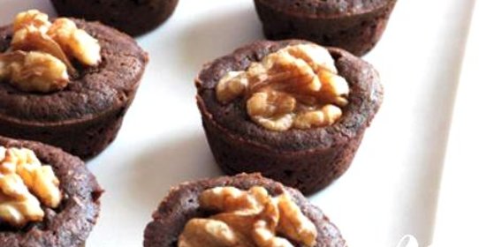 Шоколадные мини-кексы с орехами