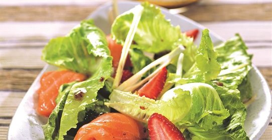 Салат из копченого лосося, клубники и фенхеля