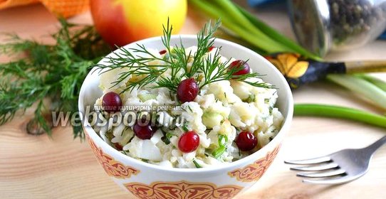 Салат с треской, рисом и зелёным луком