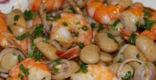 Салат из креветок со сливочной фасолью