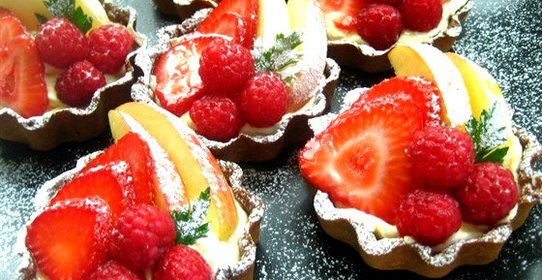 Фруктовые пирожные с сыром маскарпоне и белым шоколадом