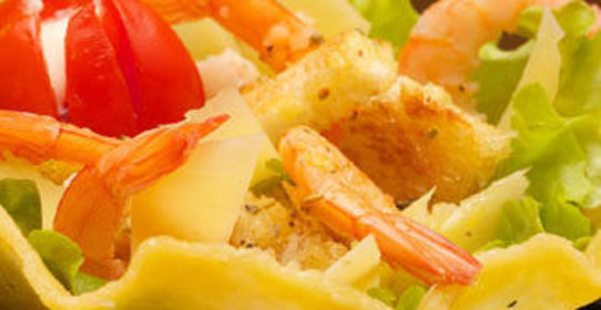 Салат в стиле Цезаря с креветками в сырной чашке