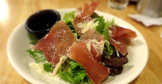 Салат с опятами и ветчиной