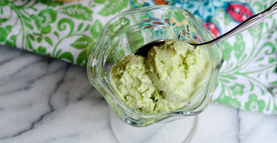 Йогуртовое мороженое с авокадо и огурцом