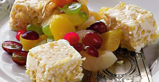 Салат с паннакоттой и фруктами