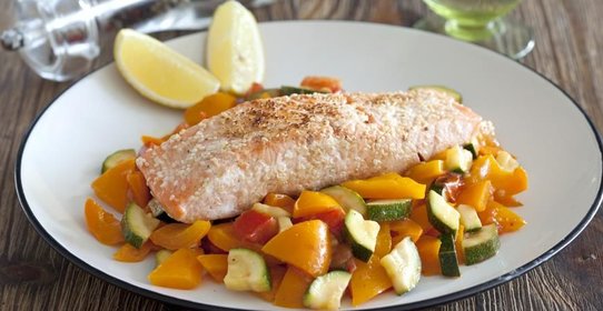 Семга с овощами