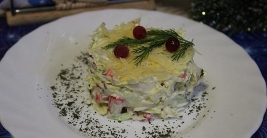 Порционный салат с крабовыми палочками