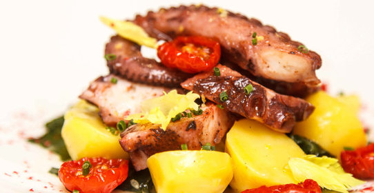 Салат с осьминогом и картофелем