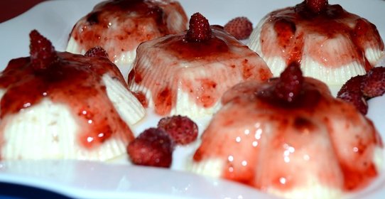 Творожно-ягодное суфле с черносливом