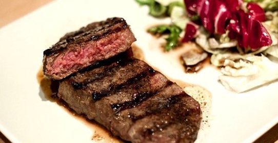 Антрекот из говядины на сковороде