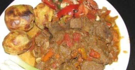 Телятина, тушеная с зеленым луком и помидорами