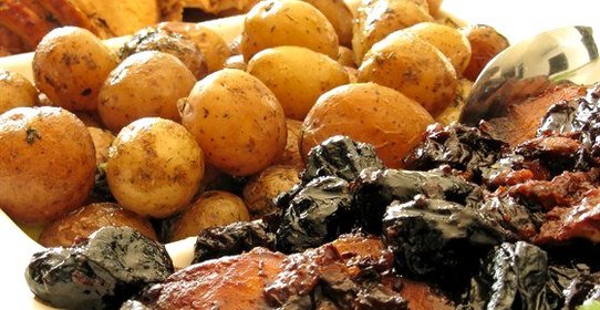 Свинина, печенная с картофелем и черносливом