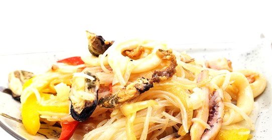 Салат с рисовой лапшой