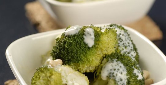 Брокколи с соусом из четырех сыров