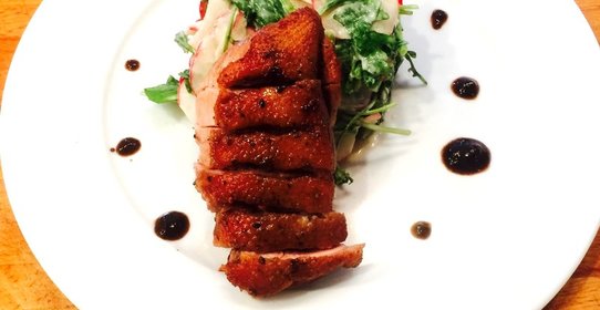 Утиные грудки с наршарабом и весенним салатом из редиса