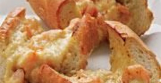 Гигантские гренки с креветками и чеддером