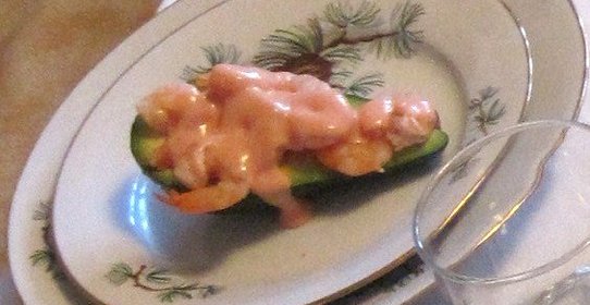 Легкий салат из авокадо с креветками