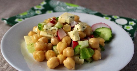 Салат из нута и огурца