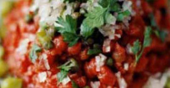 Тартар из говядины с соусом (tartare de boeuf)