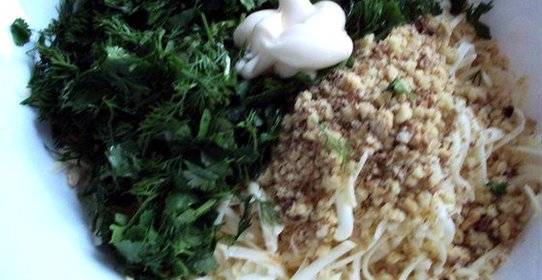 Голубцы из свежих листьев салата с сыром