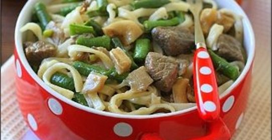 Нудлс с мясом, фасолью и грибами