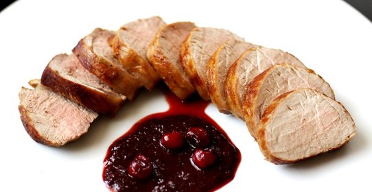 Свинина с соусом из сушеной вишни, меда и гвоздики