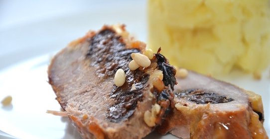 Говядина в духовке с черносливом