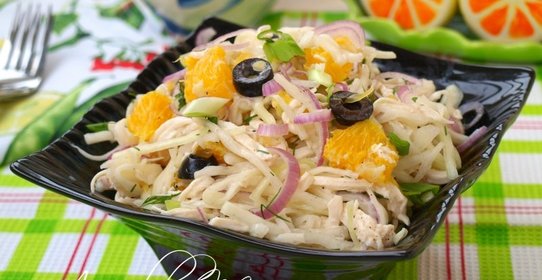 Салат с капустой, курицей и апельсином