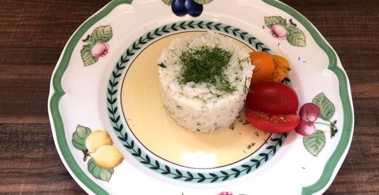 Пряный рис с розмарином и зеленью