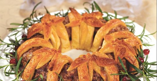 Мясное кольцо с перепелиными яйцами