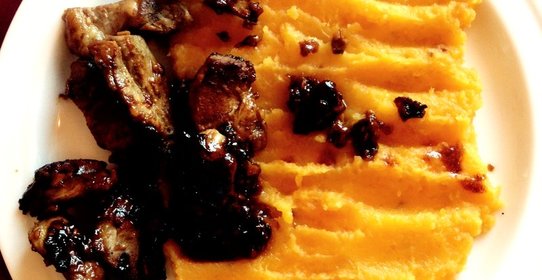 Жаренная свинина с тамариндом и пюре из батата