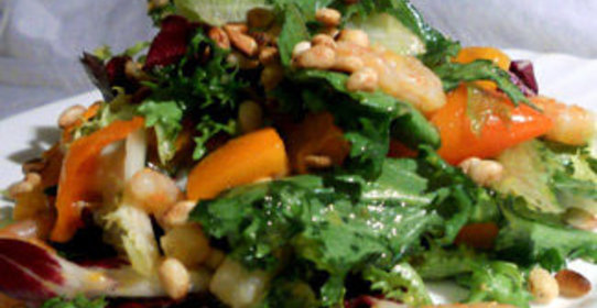 Салат с креветками, хурмой и кедровыми орехами