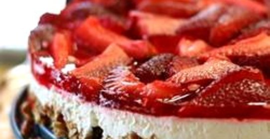 Клубничный салат с кренделями