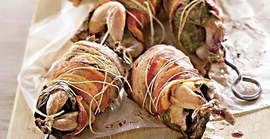 Перепела на вертеле в беконе и виноградных листьях