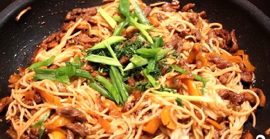 Говядина с лапшой в кисло-сладком соусе