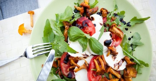 Салат с моцареллой и руколой