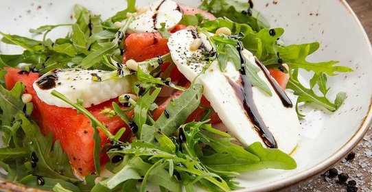Салат с арбузом и моцареллой