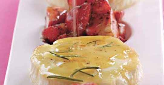 Запеченный камамбер с клубникой, розмариновым медом и черным перцем