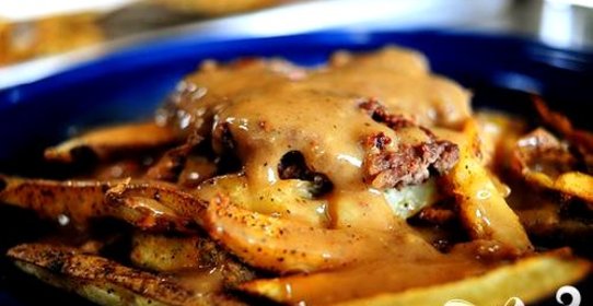 Говядина с картофелем-фри и соусом